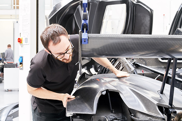 McLaren-GT3-Build-Dominc_James_00195 1