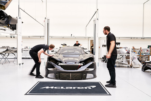 McLaren-GT3-Build-Dominc_James_00235 1