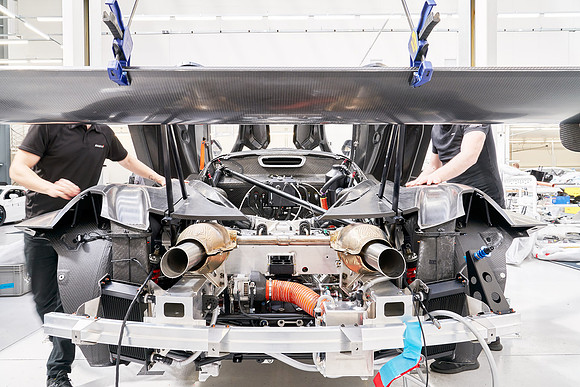 McLaren-GT3-Build-Dominc_James_00186 1