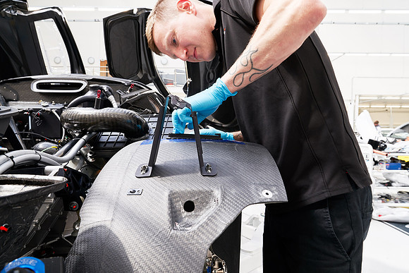 McLaren-GT3-Build-Dominc_James_00340 1