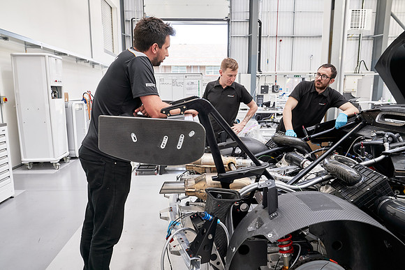 McLaren-GT3-Build-Dominc_James_00106 1