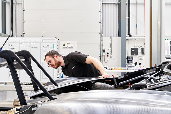 McLaren-GT3-Build-Dominc_James_00193 1