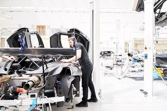 McLaren-GT3-Build-Dominc_James_00181 1