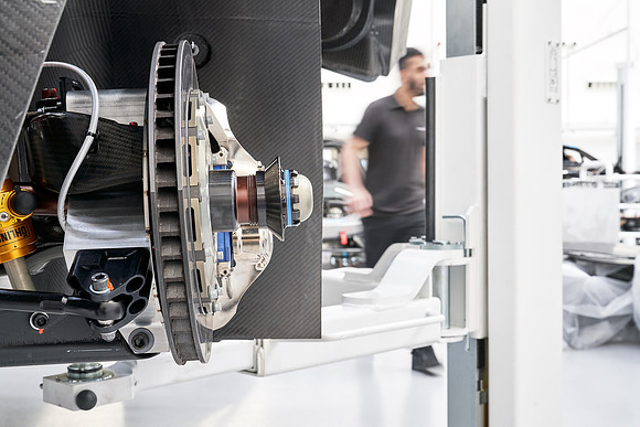 McLaren-GT3-Build-Dominc_James_00036 1