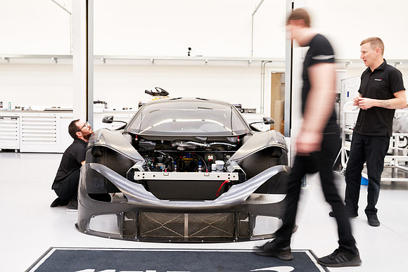 McLaren-GT3-Build-Dominc_James_00247 1