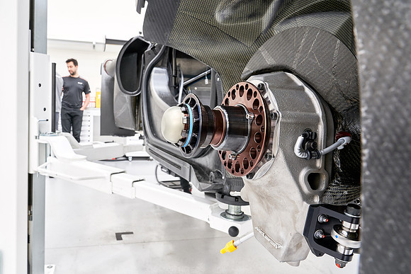 McLaren-GT3-Build-Dominc_James_00139 1