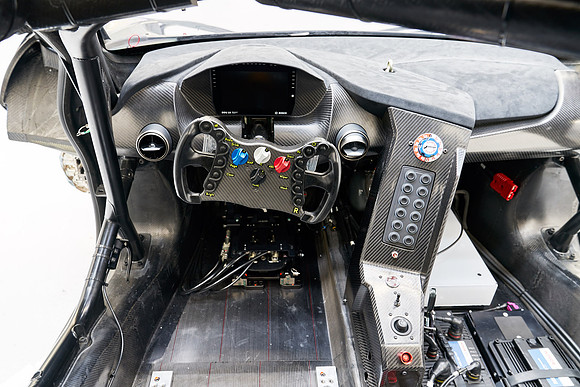 McLaren-GT3-Build-Dominc_James_00277 1