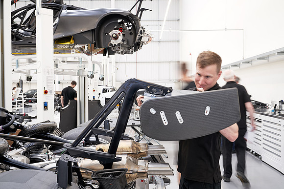 McLaren-GT3-Build-Dominc_James_00065 1