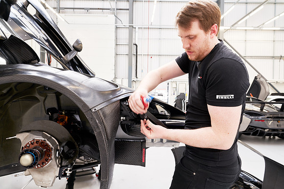 McLaren-GT3-Build-Dominc_James_00335 1