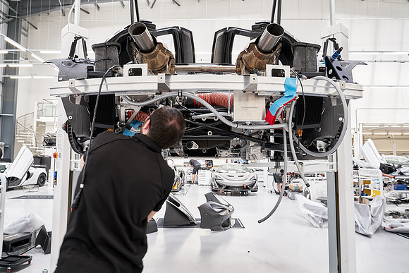 McLaren-GT3-Build-Dominc_James_00147 1