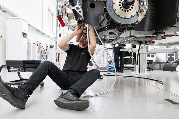 McLaren-GT3-Build-Dominc_James_00004 1