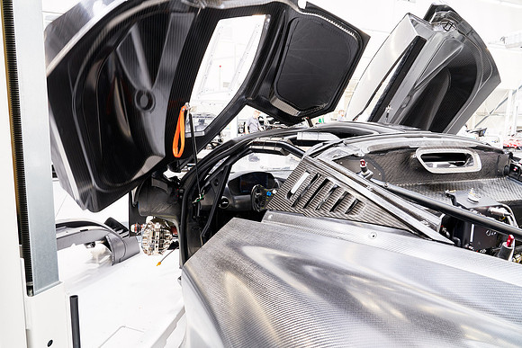 McLaren-GT3-Build-Dominc_James_00227 1