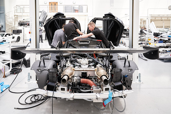 McLaren-GT3-Build-Dominc_James_00094 1