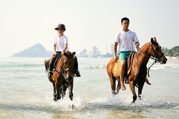 BEACH-RIDE-SATURDAY_2019_DomincJames_1702