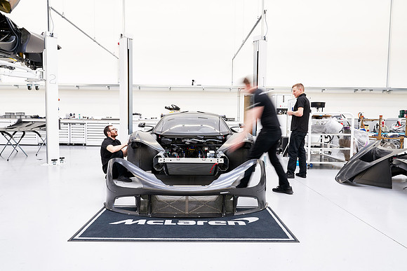 McLaren-GT3-Build-Dominc_James_00252 1