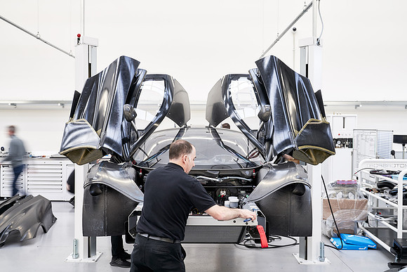 McLaren-GT3-Build-Dominc_James_00062 1