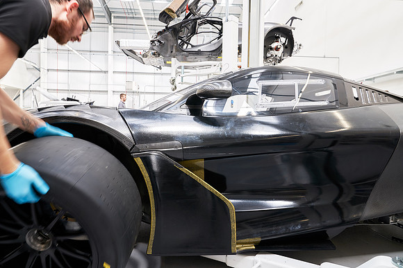 McLaren-GT3-Build-Dominc_James_00299 1