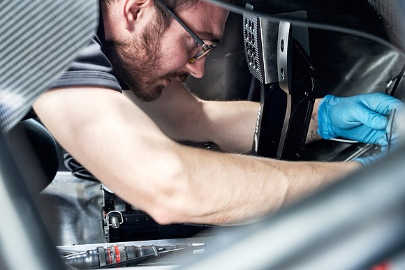 McLaren-GT3-Build-Dominc_James_00170 1