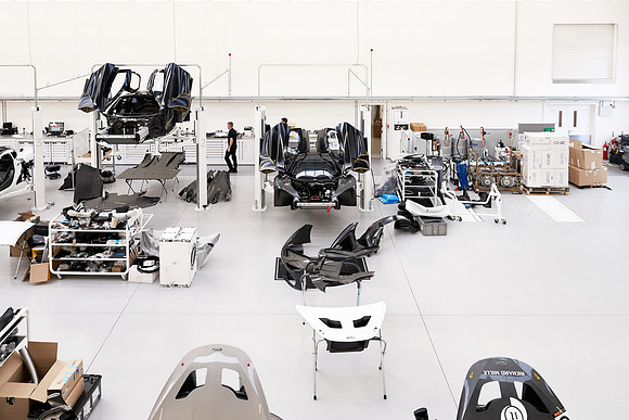 McLaren-GT3-Build-Dominc_James_00002 1