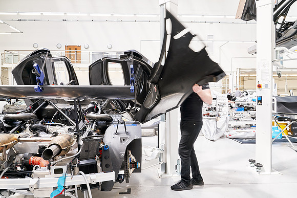 McLaren-GT3-Build-Dominc_James_00177 1