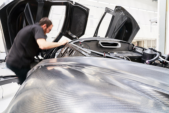 McLaren-GT3-Build-Dominc_James_00206 1