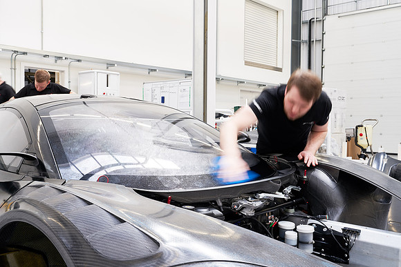 McLaren-GT3-Build-Dominc_James_00259 1