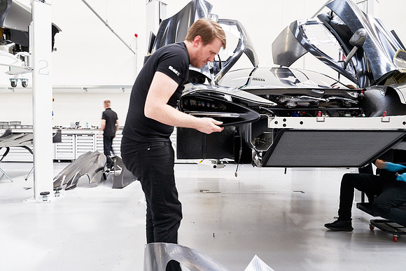 McLaren-GT3-Build-Dominc_James_00318 1