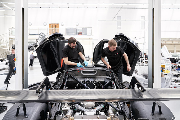McLaren-GT3-Build-Dominc_James_00088 1