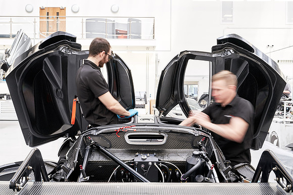 McLaren-GT3-Build-Dominc_James_00089 1